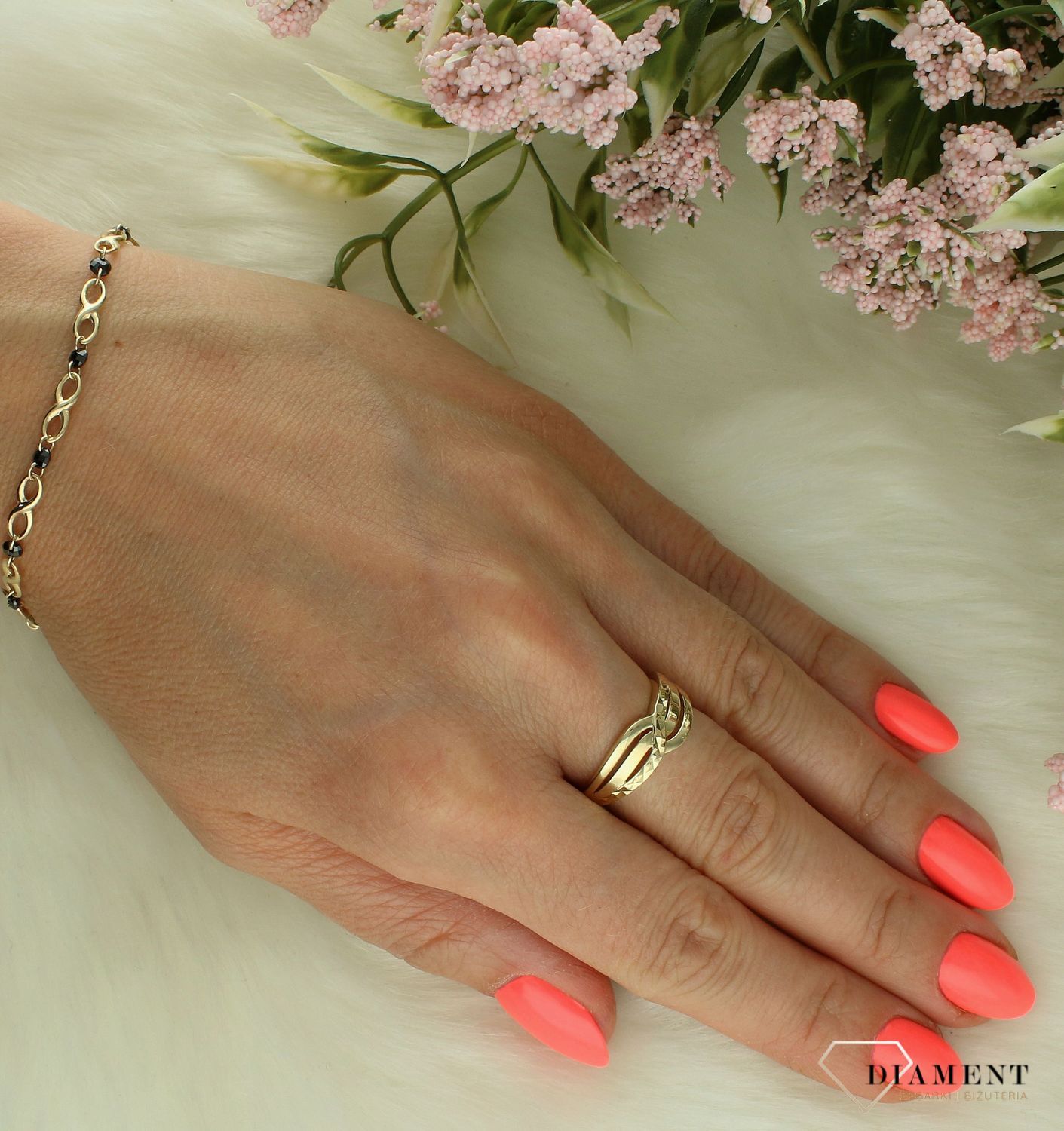 Złoty pierścionek damski 375 pleciony z diamentowym grawerowaniem PI 6320 375 (1).jpg